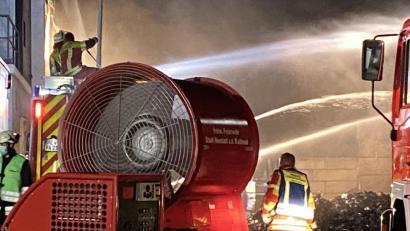 Bild: August Beer
Bis tief in die Nacht löschen die 133 Einsatzkräfte der umliegenden Feuerwehren die brennenden Reifenschnitzel im Industriegebiet Weiden.