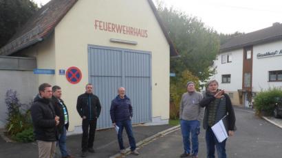Bild: soj
Einen Tag vor der Gemeinderatssitzung haben sich Bürgermeister Wolfgang Söllner (von links), Zweiter Bürgermeister Michael Sticht, die Gemeinderäte Gerhard Horn, Bernd Würstl, Eberhard Söllner und Josef Söllner (nicht im Bild) von Ralf Köferl vom Architekturbüro Kuchenreuther aus Marktredwitz die Sanierungsarbeiten am alten Feuerwehrhaus und am Marktplatz erklären lassen.