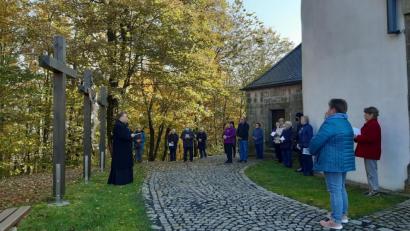 Bild: Pfarrei Kulmain/exb
Auch einige Wanderer schlossen sich spontan der Gruppe an, die mit Pfarrer Markus Bruckner (links) den letzten Kreuzweg in diesem Jahr auf dem Armesberg betete.
