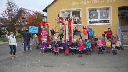 Bürgermeister Matthias Grundler (Zweiter von links) wollte sich dieses besondere Oktoberfest nicht entgehen lassen. Er stattete den Kindern und Erzieherinnen einen Besuch ab.
