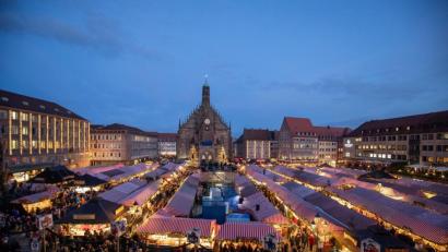 Archivbild: Daniel Karmann/dpa
Blick über den Nürnberger Christkindlesmarkt. Der Christkindlesmarkt in Nürnberg ist ein sehr bekannter Markt.