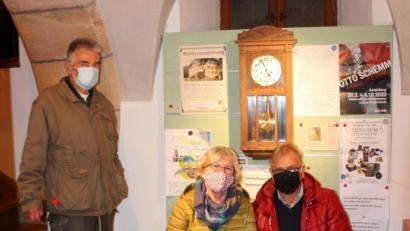 Bild: rpp
Mit großem Interesse verfolgten die Besucher im Kemnather Heimat- und Handfeuerwaffenmuseum die Ausführungen von Hans Rösch (links) zur Geschichte des Schlosses Wolframshof. Einige von ihnen konnten viele Kindheitserinnerung mit einfließen lassen.
