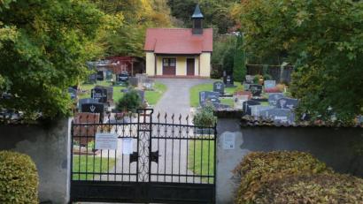 Bild: lei
Gleichbleibende Kosten müssen auf weniger Bestattungen verteilt werden: So begründet Bürgermeister Hermann Mertel den Dreh an der Gebührenschraube auf dem gemeindlichen Friedhof in Hirschbach.