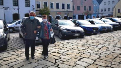 Bild: td
Am Freitag war das Tragen einer Mund-Nase-Bedeckung auf dem Schwandorfer Marktplatz noch freiwillig. Jetzt gilt hier und auf weiteren Straßen der Innenstadt sowie auf einer Reihe von Parkplätzen eine Maskenpflicht.