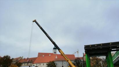 Bild: wpt
Am Montagvormittag montieren Arbeiter den Behelfssteg am Eisernen Steg zwischen Grundschule und Altstadt. Ein Transporter hatte im April die Brücke schwer beschädigt, weil der Fahrer die Höhe seines Gespanns unterschätzt hatte.