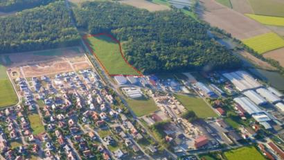 Bild: ral
Der Aufstellungsbeschluss zur Erweiterung des Gewerbegebiets Schmidgaden auf der favorisierten Fläche (rot umrandet) kam nicht zustande.