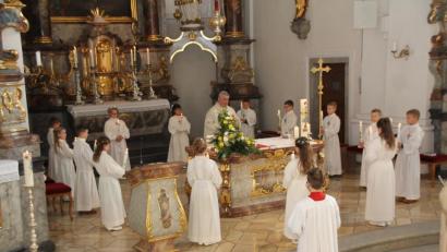 Bild: frd
Vor dem Empfang der ersten Kommunion versprachen die Ertskommunikanten mit der Kommunionkerze am Altar stehend, durch Worte und Taten für ihre Mitmenschen Licht in das Dunkel dieser Welt zu bringen.
