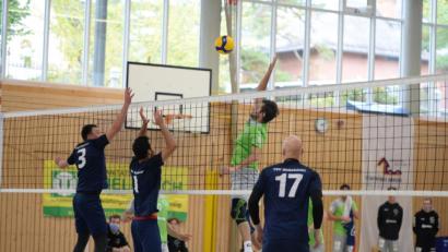 Archivbild: Andreas Brückmann
Statt auf seiner angestammten Mittelblocker-Position spielte Julius Spantig (rechts am Netz) auf Diagonal, Wenzel Huber und Severin Groha rückten in die Mitte. So dominierte der VC Amberg die Partie in Schwabing.
