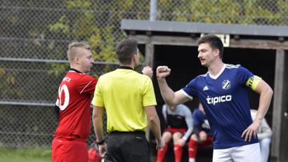 Bild: Hubert Ziegler
Begrüßung der beiden Kapitäne vor dem Anpfiff ganz korrekt ohne Handschlag: Sebastian Märtin vom FV Vilseck II (links) mit Markus Walz vom SV Illschwang (rechts) und Schiedsrichter Simon Pfister.