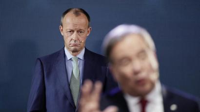 Bild: Michael Kappeler/dpa
Friedrich Merz im Hintergrund hört Armin Laschet zu. Beide sind Kandidaten für den Bundesvorsitz der CDU.