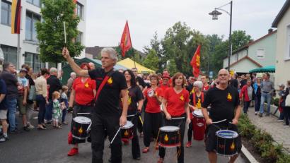 Archivbild: du
Die Trommlergruppe "Jalapenos" zog beim Dorffest 2019 durchs Dorf. Wann es aus Schirmitz wieder mal solche Bilder gibt, ist fraglich. Das Vereinskartell setzt zwar einen Termin für das Dorffest 2021 fest, ob und wie es jedoch stattfinden kann ...