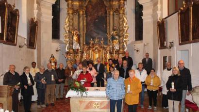 Bild: soj
Zwölf Jubelpaare waren der Einladung zum Festgottesdienst gefolgt, bei dem sie vor Pfarrer Pater Anish George nochmals ihr Eheversprechen erneuerten.