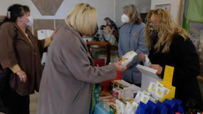 Bild: le
Seit 20 Jahren werden im Eine-Welt-laden in Floß Waren aus aller Welt zu fairen Preisen verkauft. Auch nach der Vorabendmesse am Samstag und nach dem Festgottesdienst am Weltmissionstag öffnete der Laden seine Türen zum Jubiläumsverkauf.