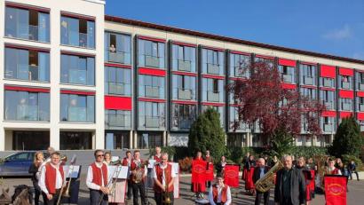 Bild: exb
Die Blaskapelle Großkonreuth vor dem Seniorenheim in der Egerstraße. Im Bild die Musiker mit dem Seniorenbeauftragten der Stadt Tirschenreuth, Konrad Zant.
