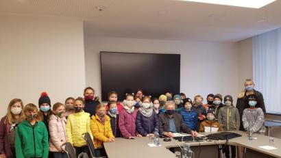 Bild: Grundschule Plößberg/exb
Einen Ausflug ins Rathaus unternahm die 4. Klasse der Grundschule Plößberg im „Heimat- und Sachunterricht“. Die Mädchen und Jungen besuchten mit ihrer Lehrerin Stephanie Zillmann Bürgermeister Lothar Müller.