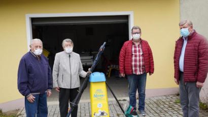 Bild: fvo
Übergabe der gespendeten Gartengeräte am gemeinschaftseigenen Gerätehaus der Siedler am Kinderspielplatz Hofzeil. Von links: Wilhelm und Marie-Luise Karl, Siedlervorsitzender Peter Schuch sowie sein Stellvertreter Manfred Kuhn.