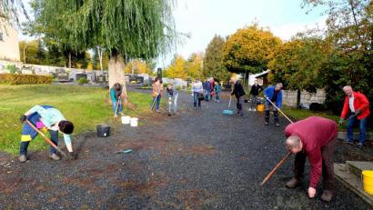 Bild: le
Freiwilliger Arbeitseinsatz im evangelischen Friedhof. Über 20 Helfer befreiten die Wege von Unkraut, Moos und Gräsern.