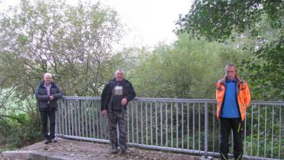 Bild: Gemeinde Kulmain/exb
Passt genau und wackelt nicht: Bürgermeister Günter Kopp (links) und Werner Ponnath junior testen mit Otto Schirmer (von rechts) das von ihm gefertigte Brückengeländer.