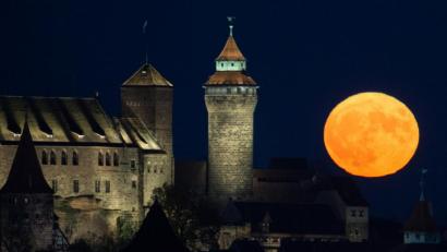 Archivbild: Timm Schamberger/dpa
Hier wird Nürnberg ins beste (Mond)licht gerückt: Am Mittwoch entscheidet sich, ob sich die Stadt Kulturhauptstadt Europas 2025 nennen darf. Unser Archivbild mit dem aufgehenden Vollmond über der Burg stammt aus dem Jahr 2016.
