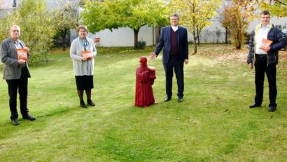 Bild: gac
Für die Schüler gibt es im evangelischen Religionsunterricht auch dieses Mal zum Reformationstag Lutherbonbons, versichern (von links) Zweiter Männerbund-Vorsitzender Karl-Heinz Herbst, die Leiterin des Schulreferats im Dekanat Sulzbach-Rosenberg, Grete Wedel, Dekan Karlhermann Schötz und Stadtpfarrer Roland Kurz.