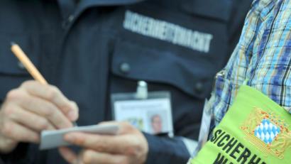 Bild: Stefan Puchner/dpa
Die Sicherrheitswachten unterstützen die Polizei.
