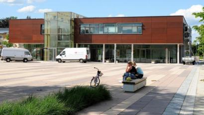 Bild: Stephan Huber
Die Stadt Weiden nutzt künftig auch das erste Obergeschoss der ehemaligen Zentrale der SGW Stadtbau am Stockerhutpark. Hier werden nun Teile des Sozialbürgerhauses einziehen.