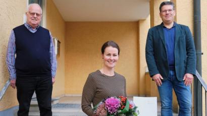 Bild: do
Zum 25-jährigen Arbeitsjubiläum von Stefanie Schuller bei der Steuerberatungsgesellschaft Dilling & Hentzschel gratulieren Steuerberater Günther Dilling (rechts) und Seniorchef Franz Dilling (links).