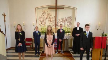 Bild: bk
Fünf Jugendliche feiern in Weiherhammer Konfirmation.