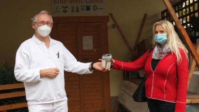 Bild: pi
"Vergelt's Gott" ,sagt Dr. Josef Nickl für die überraschende Spende von Manda Kick.