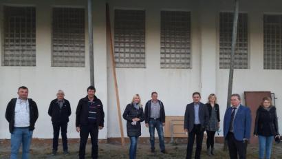 Bild: gis
Für das Foto vor der Sporthalle wurden die Masken einen Augenblick abgenommen. Von links: : 
Gemeinderat Heiko Köstler, Zweiter Bürgermeister Franz Scharl, Gemeinderat Günther Daubner, MdB Dr. Silke Launer, Gemeinderat Hubert Schinner, Bürgermeister Franz Tauber, Kämmerin Katharina Schinner, Verwaltungsleiter Lothar Huber und Dritte Bürgermeisterin Cathrin Seltmann