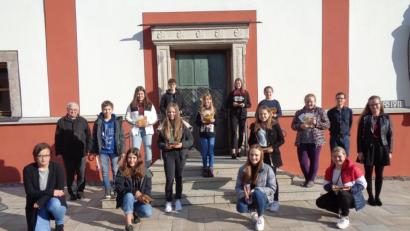 Bild: amö
Pfarrer Eugen Wismeth (hinten, links) gratulierten den Naturfotografen aus den Reihen der Ministranten der Pfarreiengemeinschaft.