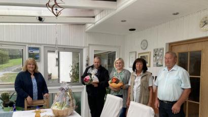 Bild: Ursula Stingl/Gäste-Information Bad Neualbenreuth/exb
Brigitte Meyer vom Tourismusverein Bad Neualbenreuth-Sibyllenbad, die treuen Urlaubsgäste Oliver und Olga Bürkle sowie die Vermieter Rosmarie und Ferdinand Scharnagl (von links) bei der Ehrung am Schnablhof.
