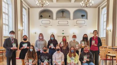 Bild: Beate Binder/exb
Schülerinnen bei der offiziellen Übergabe des Flyers (rechts) Fachoberlehrerin Beate Binder, links Oberstudiendirektor Günter Jehl und (Zweite von links): Klimaschutzmanagerin der Stadt Amberg, Corinna Loewert.