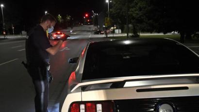 Bild: Petra Hartl
"Stopp!": Den 19-jährigen Fahrer dieses aufgemotzten Ford-Mustang kontrolliert Polizeiobermeister Tobias Kiefl. Am Ende stellt der Beamte fest, dass einiges so nicht auf deutschen Straßen erlaubt ist.