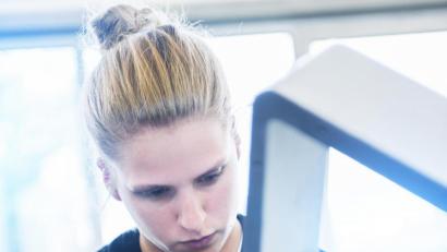 Bild: exb
Simone Fritsch bei der Montage an einer Maschine der Firma Leistritz. Sie ist eine von rund 40 Frauen unter 260 Männern am Standtort Pleystein. Die Tendenz ist jedoch steigend. Bei Leistritz freut man sich vor allem, dass viele Frauen nach der Babypause in den Beruf zurückkehren wollen.