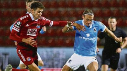 Bild: Ulrich Wagner
Nicht zu stoppen: „Löwe“ Martin Pusic (rechts) behauptet den Ball vor Hachings Alexander Fuchs.