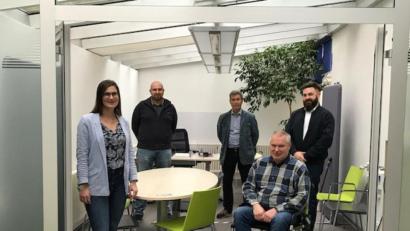 Bild: prh
Der VdK-Ortsverband Neustadt wächst und wächst, während andere Vereine in Coronazeiten einen Mitgliederschwund beklagen. Thomas Rupprecht (Zweiter von links) ist das 800. Mitglied im VdK Neustadt. Bürgermeister Sebastian Dippold (stehend, rechts) ist das Mitglied Nummer 801. Darüber freuen sich Kreisgeschäftsführerin Sarah Klos (links), Kreisvorsitzender Josef Rewitzer (Dritter von links) und der Neustädter Vorsitzende Quirin Gierisch (sitzend, rechts).
