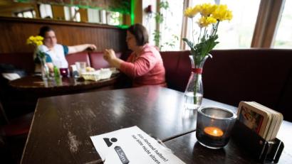 Symbolbild: Christian Charisius/dpa
Leere Tische in Gaststätten dürfte es künftig im Kreis Schwandorf noch mehr geben: Weil die Corona-Ampel inzwischen Rot zeigt, müssen Lokale bereits um 22 Uhr schließen.