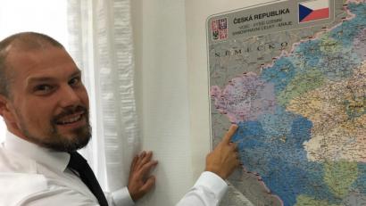 Bild: Clemens Fütterer
Der Regionalmarktleiter Tschechien, Ing. Roman Masek, erklärt das Einzugsgebiet der Filialen in Westböhmen.