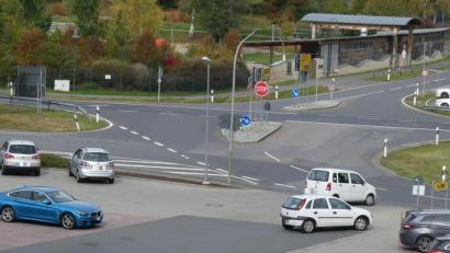 Bild: rn
Die Kreuzung am Rußweiher soll entschärft werden, wenn es nach dem Eschenbacher Stadtrat geht. Seit 2018 kam es hier zu sieben Unfällen.