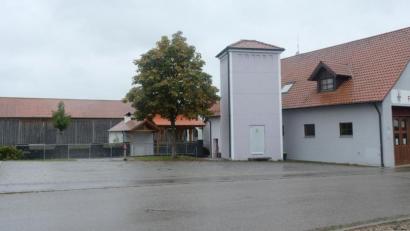 Bild: ohr
Auf dem Parkplatz neben dem Feuerwehrhaus in Wölsendorf wird das Verkehrsschild mit dem Hinweis „Feuerwehreinsatzkräfte“ angebracht. Die Hauptzufahrt und die Zufahrt zum Stodl sowie der Bereich vor der Bahnhofstraße werden als Feuerwehrzufahrt mit der erforderlichen Beschilderung festgesetzt.