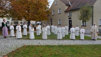 Bild: jr
Die 17 Erstkommunionkinder der Pfarrei St. Laurentius mit Pfarrseelsorger Pater Benedikt Leitmayr (rechts) und Klassen- und Schulleiterin Johanna Reger (links).