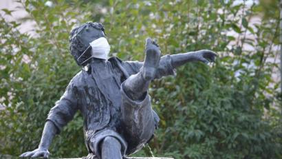 Bild: Benkhardt
Ein Scherzbold hat auch dem Kunstwerk "Schulschwänzer" in Erbendorf einen Mund-Nase-Schutz verpasst.