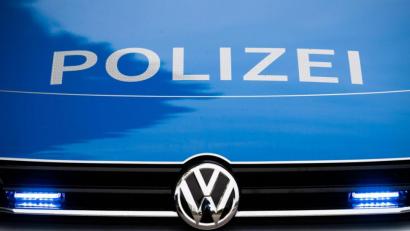 Symbolbild: Lino Mirgeler/dpa
In Altenstadt sind zwei Autos zusammengestoßen. Bei dem Unfall wurde eine Autofahrerin verletzt. Sie musste ins Krankenhaus eingeliefert werden.