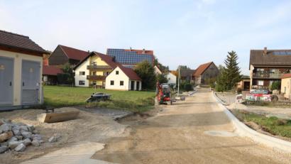 Bild: lei
Aktuell laufen die Bauarbeiten mit Hochdruck, um die Gemeindeverbindungsstraße in Achtel bald wieder freigeben zu können.