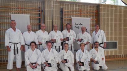 Archivbild: rn
Wolfgang Weigert (rechts) und Helmut Körber (links) übergaben an zehn Karateka des SCE in Vohenstrauß 2019 die Dan-Diplome.