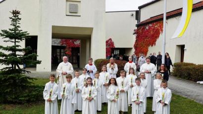 Bild: wec
Pfarrer Herbert Grosser (hinten links) mit den 14 Erstkommunionkindern, Gemeindereferentin Kathrin Blödt (hinten, Zweite von rechts), Lehrerin Ulrike Erlbacher (rechts) und den Ministranten vor der Bruder-Konrad-Kirche.