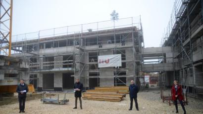 Bild: Andreas Brückmann
Richtfest in Ursensollen. Zimmerer Stefan Kempf vollzog das Richtfest für das neue Seniorenzentrum, zusammen mit Bürgermeister Albert Geitner, Dieter Gerl, Geschäftsführer des Wohnungsunternehmens Amberg sowie der Oberin der Schwesternschaft Wallmenich Haus vom BRK, Tatjana Richter.