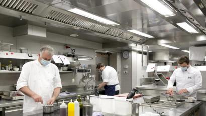 Bild: Giulia Iannicelli/Universum Verlag
Wie hier im Landhotel Weißes Ross in Illschwang greifen in allen Küchen die Corona-Hygienemaßnahmen.