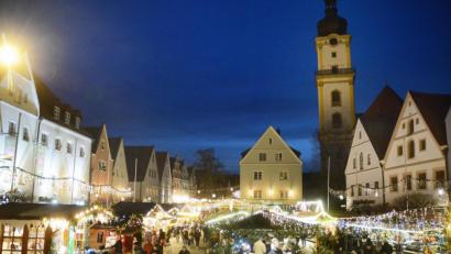 Bild: Gabi Schönberger
Ob es solche Bilder auch auf dem Weidener Weihnachtsmarkt 2020 gibt? Die Veranstaltungen der Winterzeit halten wegen der Corona-Pandemie einige organisatorische Herausforderungen bereit.